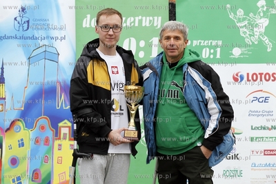 Gdansk Zaspa. Pilkarski turniej dzikich druzyn Do przerwy...