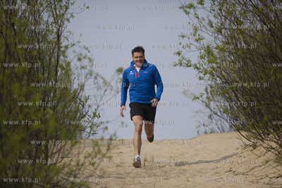 Adam Korol biega na plazy na gdanskich Stogach. 30.04.2015...