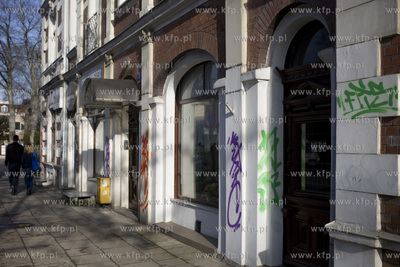 Sopot. Zniszczone przez graficiarzy komienice przy...