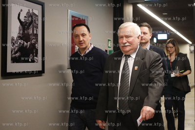 Gdańsk. Lech Wałęsa w drodze do swojego biura, w...