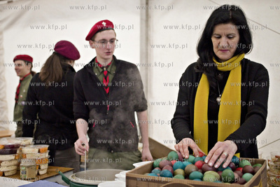 Gdańsk. Targ Węglowy. Sniadanie wielkanocne dla samotnych...