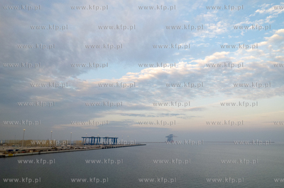 Statek Zhen Hua 36 z czterema potężnymi suwnicami...