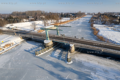 Zima na Żuławach. Drewnica, okolice mostu zwodzonego...