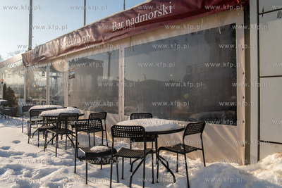 Zimowa Gdynia. Ogródek Baru Nadmorskiego zasypany...