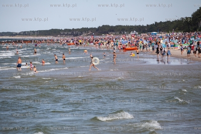 Tłum na plaży w Łebie. 20.07.2019 / fot. Anna Rezulak...