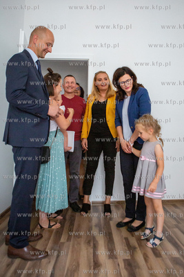 Przekazanie sześciu rodzinom kluczy do nowo wyremontowanej...