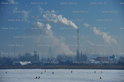 Gdansk. Zamarznieta Martwa Wisla, w tle Rafineria Gdanska...