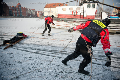 Marina w Gdansku. Cwiczenia ratownikow wopr oraz strazakow...