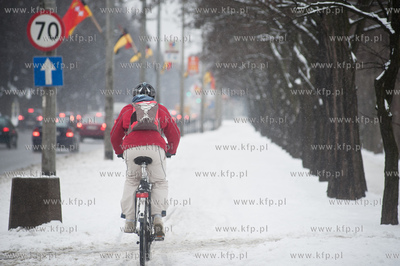Gdansk. Park Stefensa wzdluz Al. Zwyciestwa.
Nz rowerzysta...