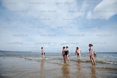 Gdansk. Plaza w Jelitkowie. Niedzielna kapiel gdanskich...