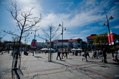 Tlumy mieszkancow i turystow na plazy i ulicach Sopotu,...