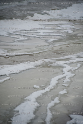 Mrozne, zimowe popoludnie na plazy w Sopocie.
26.01.2014
fot....