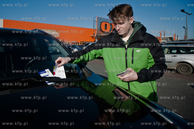 Gdansk. Matarnia. Wolontariusze rozkladaja ulotki skierowane...