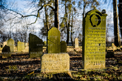 Gdansk. Zdewastowane przez nieznanych sprawcow plyty...