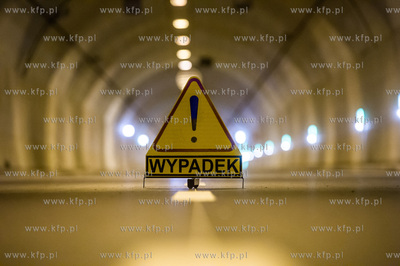 Symulowana akcja ratunkowa po zderzeniu trzech samochodow,...