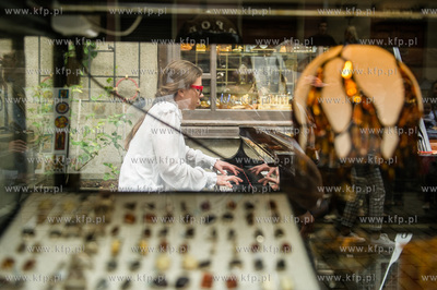 Gdansk. Ulica Mariacka. Muzyka Chopina na przedprozach...