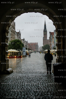 Gdańsk. Długi Targ. Intensywne opady deszczu i silne...