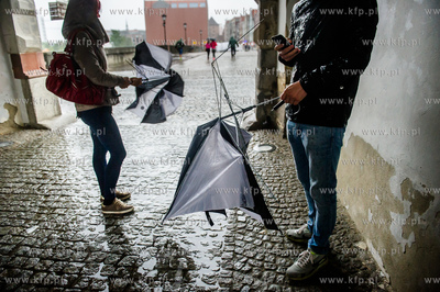 Gdańsk. Długi Targ. Intensywne opady deszczu i silne...
