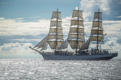 Zatoka Gdańsk. Wspólne ćwiczenia stawiania żagli...