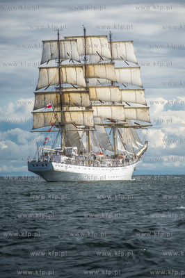 Zatoka Gdańsk. Wspólne ćwiczenia stawiania żagli...