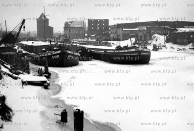 Zimowy postoj barek na Nowej Motlawie przy ul. Szafarnia...