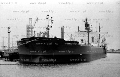 Zbiornikowiec Zawrat w Porcie Polnocnym w Gdansku....