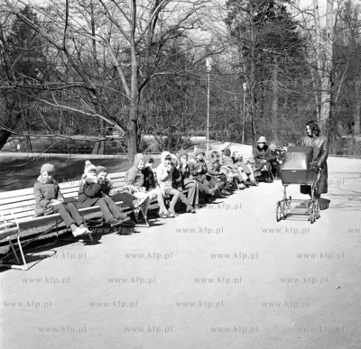Park Oliwski w Gdansku. 26.03.1974 6marzec74_z.kosycarz_p59...