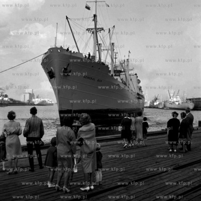 Statek Generał Bem przybija do nabrzeża portu. (Lata...