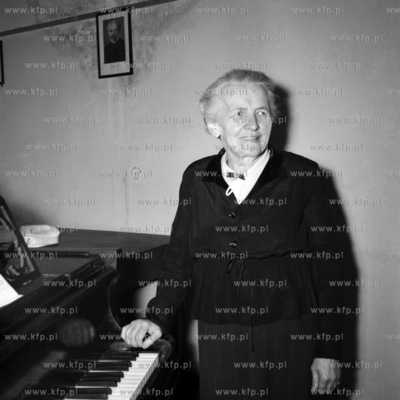 Nauczycielka gry na fortepianie. (lata50). 1959 0007937z...