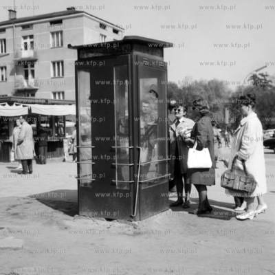 Kolejka przed budką telefoniczną . (lata60).
1960
0004179z...