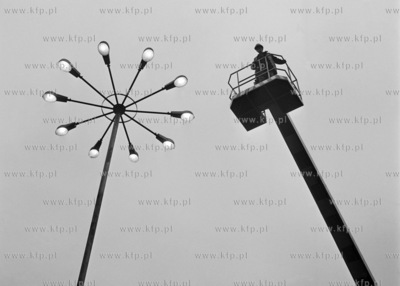 Pracownicy Zakładu Energetycznego przy pomocy wysięgnika...