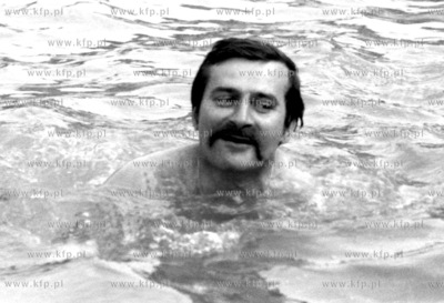 Lech Walesa kapie sie w basenie w Swidniku.
1981
Fot....