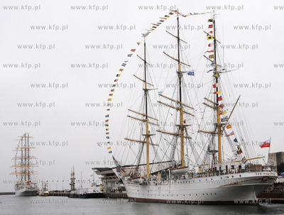 Gala banderowa na okretach i zaglowcach Rzeczypospolitej...