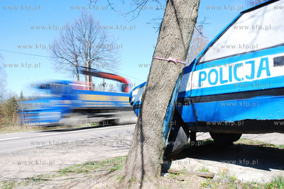 Szymbark k/Wiezycy. Nz. Atrapa policyjnego radiowozu...