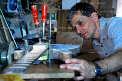 Walenty Rybak, tworca jedynych na swiecie gitar inkrustowanych...