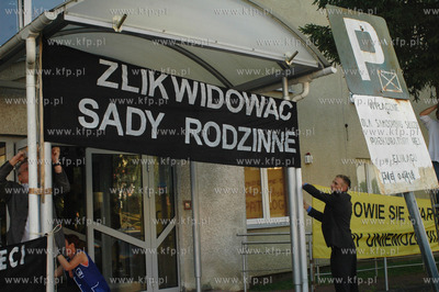 Elblag. Sad Rejowony. Ojcowie i przedstawiciele kilkunastu...