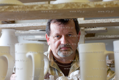 Chmielno. Zaklad Ceramiczny Genius. Nz. Eugeniusz Trowski,...