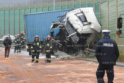 Gdynia. Z niewyjasnionych przyczyn samochod ciezarowy...