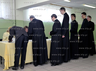 Wybory prezydenckie 2010. Lokal wyborczy nr 2 w Pelplinie....