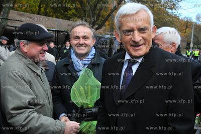 Cmentarz witominski w Gdyni. Przewodniczacy Europarlamentu...