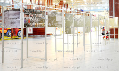 Wystawe fotosow z planu zdjeciowego filmu "CZARNY CZWARTEK....