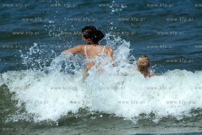 Wakacyjny wypoczynek na plazy w Kolobrzegu.
07.07.2011
fot....