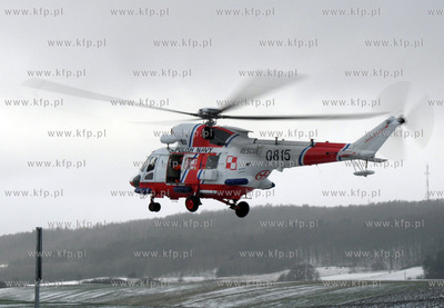 Ratownicy ze smiglowca Anakonda lokalizuja radioboje...