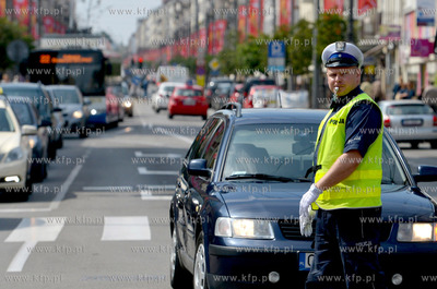 Gdynia, ul. Swietojanska. Policjanci promuja ogolnopolskie...