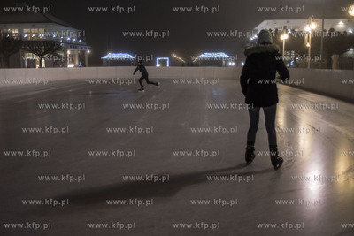 Sopot. Lodowisko na głównym placu Skweru Kuracyjnego...