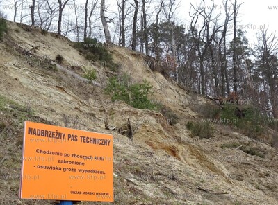 Wezbrane fale uszkodziły Klif Orłowski w Gdyni Orłowie....