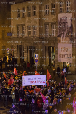 Gdańsk. Przemarsz konduktu żałobnego z trumną zamordowanego...