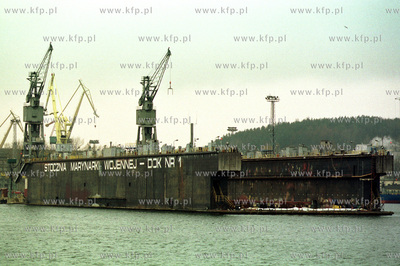 Plywajacy dok Stoczni Marynarki Wojennej w Gdyni, widok...