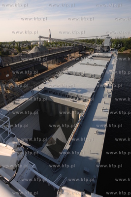 Do Gdańska przyplynal statek BULKNES z kruszywem pod...