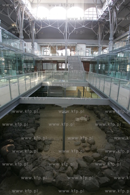 Odrestaurowana zabytkowa hala targowa w Gdansku. 17.08.2005...